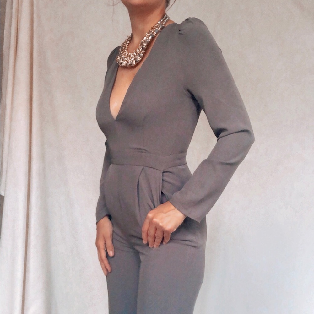 Never worn deep v-neck jumpsuit - Picture 4 of 6